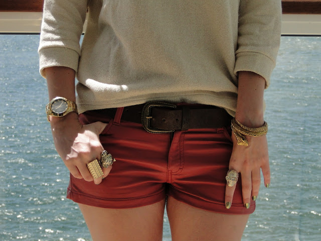 Look do dia - shorts de couro vermelho e moletom dourado