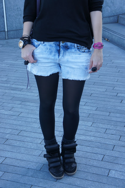 Shorts jeans Forever 21, malha Topshop, bolsa Balenciaga Mini Pompom e sneaker Willow da Isabel Marant
