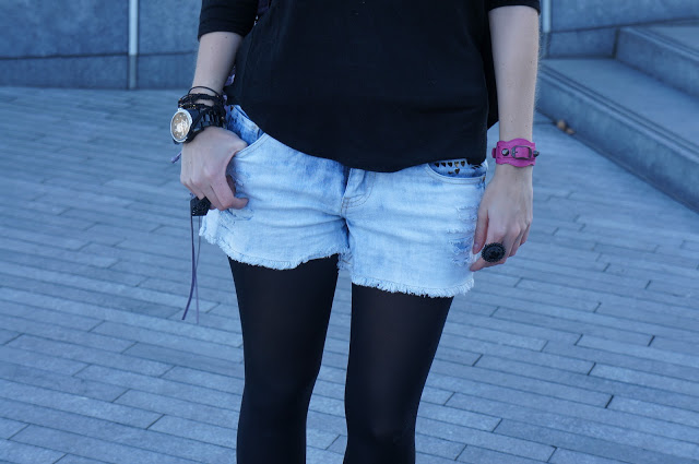 Shorts jeans Forever 21, malha Topshop, bolsa Balenciaga Mini Pompom e sneaker Willow da Isabel Marant